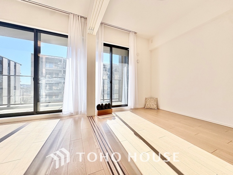 内装 【ROOM】感性を育むプライベートルームはシンプルでスマートな空間。好みの空間で読書をしたり、音楽を聞いたりと一人の時間も充実したものにできます。