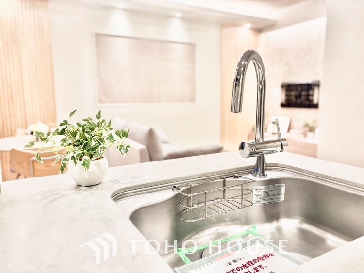 キッチン ◆愛育◆キッチンは家族の絆を育む大切な空間。シンプルで使い易いSystemKitchenで愉しく作る料理は愛情のある美味しいご馳走に。家族で使える広々としたダイニングキッチンです。