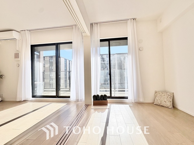 内装 風の通り道。舞い込んでくる風が優しく躍り、室内に爽やかな空気を運んでくる。そこに季節の息吹を感じて、いまがどんな季節なのかを実感する。