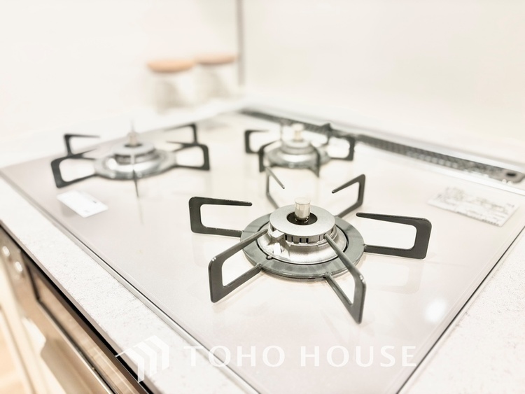 キッチン キッチンは家族の絆を育む大切な空間。シンプルで使い易いシステムキッチンで愉しく作る料理は愛情のある美味しいご馳走に。家族で使えるダイニングキッチンです。