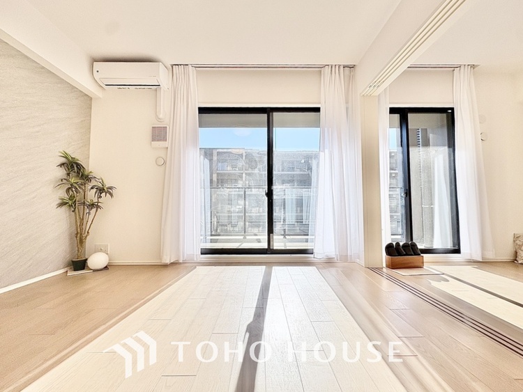 内装 叶えたかったのは落ち着きのあるナチュラルな風合い、そして開放感があるリビング。優雅な気分に浸れる幸せな時間を家族が自然と集まりたくなるこの空間で。