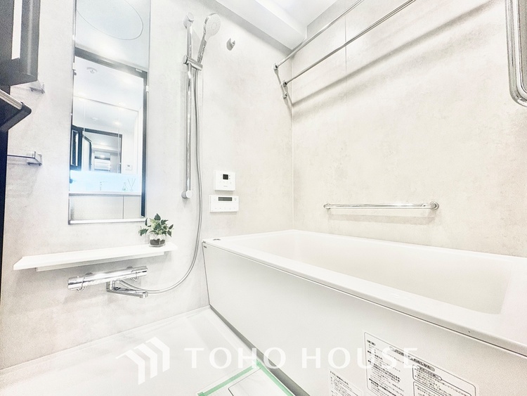 風呂 【浴室】《一日の疲れを落としてくれる場所は、落ち着く場所でなければならない》　高級感溢れるカラーと大きさ・柔らかな曲線で構成された半身浴も楽しめるバスタブが心地よさをもたらします。