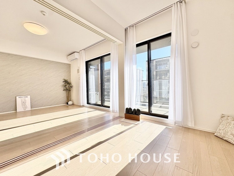 内装 使いやすく、明るい洋室に仕上がります。子供部屋や趣味のお部屋にご利用できます。ご自身で家具などを配置し、素敵な空間を創り上げられます。