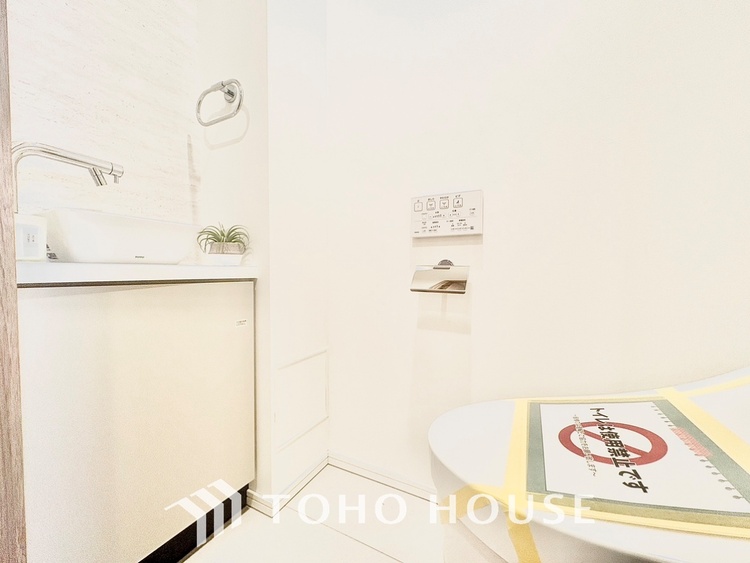 トイレ 清潔感あるホワイト調のクロスと温もり溢れるモダンカラーの床材が見事に調和した本邸宅は、毎日の生活を少しでも快適に過ごして頂ける様に落ち着いた雰囲気作りから行っています。