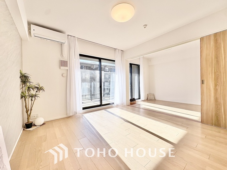 内装 ここはみんなが集い、食事と楽しい会話が始まる場所。話に夢中になりすぎて、ついつい時を忘れ、夜半過ぎになってしまう。そんな束の間の幸せを感じさせてくれます。