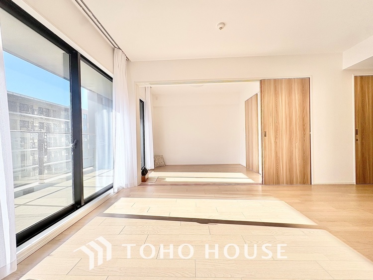 内装 使いやすく、明るい洋室に仕上がります。子供部屋や趣味のお部屋にご利用できます。ご自身で家具などを配置し、素敵な空間を創り上げられます。