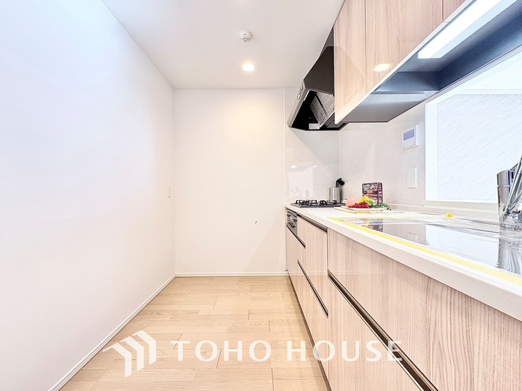 キッチン 手元の収納から、足元の収納までが全てスライド式で、奥のスペースまで有効に活用できます。奥まで上から見渡せるので、たまにしか使わない調理器具もサッと取出せます。