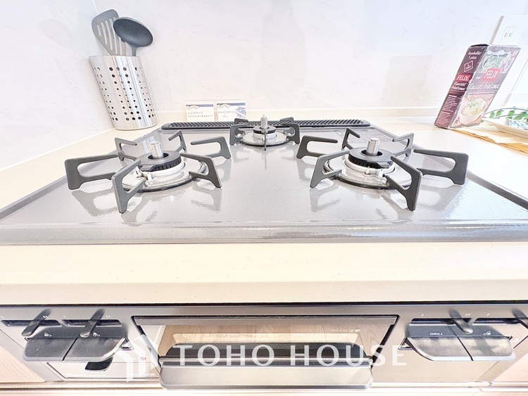 キッチン キッチンは家族の絆を育む大切な空間。シンプルで使い易いシステムキッチンで愉しく作る料理は愛情のある美味しいご馳走に。家族で使えるダイニングキッチンです。