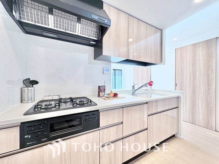 キッチン 広々としたキッチンのシンクは、料理の準備と片付けを楽にし、使いやすさを最大限に引き立てます。