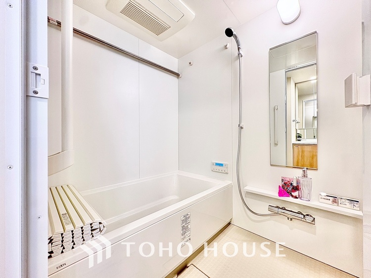 風呂 【浴室】《一日の疲れを落としてくれる場所は、落ち着く場所でなければならない》　高級感溢れるカラーと大きさ・柔らかな曲線で構成された半身浴も楽しめるバスタブが心地よさをもたらします。