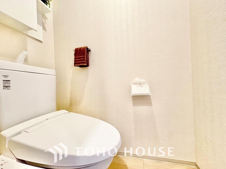 トイレ 清潔感あるホワイト調のクロスと温もり溢れるモダンカラーの床材が見事に調和した本邸宅は、毎日の生活を少しでも快適に過ごして頂ける様に落ち着いた雰囲気作りから行っています。
