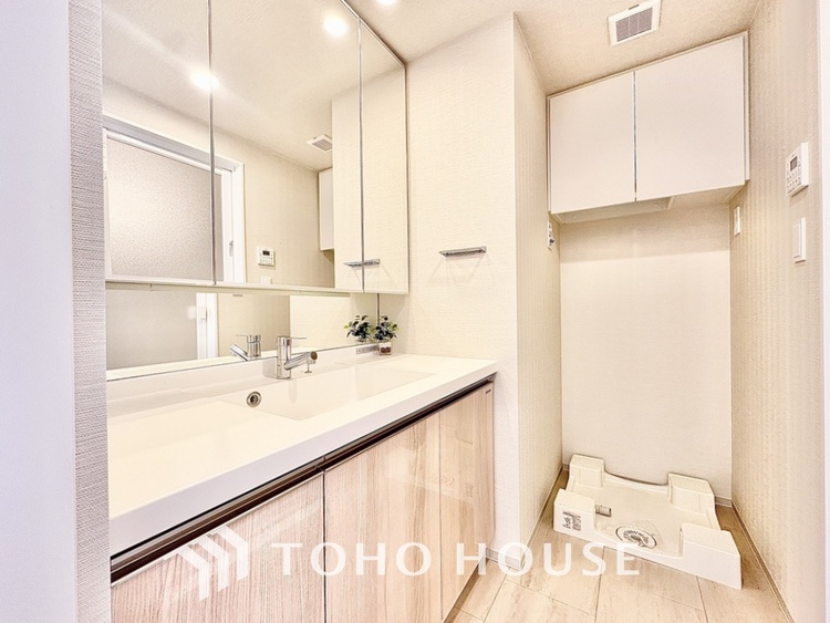 洗面 気持ちの良い朝をつくりだし、夕方には笑顔を取り戻させてくれるミラー。パウダールームはいつでも本来の自分を取り戻せる空間。明るく仕上げてあります。