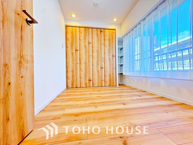 内装 使いやすく、明るい洋室に仕上がります。子供部屋や趣味のお部屋にご利用できます。ご自身で家具などを配置し、素敵な空間を創り上げられます。