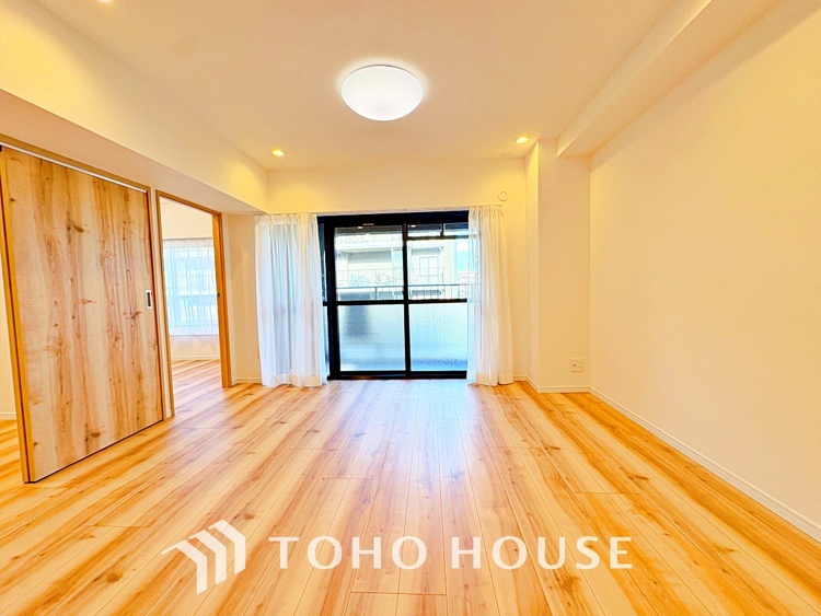 内装 使いやすく、明るい洋室に仕上がります。子供部屋や趣味のお部屋にご利用できます。ご自身で家具などを配置し、素敵な空間を創り上げられます。