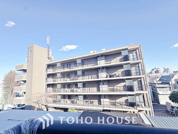 バルコニー 風の通り道。舞い込んでくる風が優しく躍り、室内に爽やかな空気を運んでくる。そこに季節の息吹を感じて、いまがどんな季節なのかを実感する。