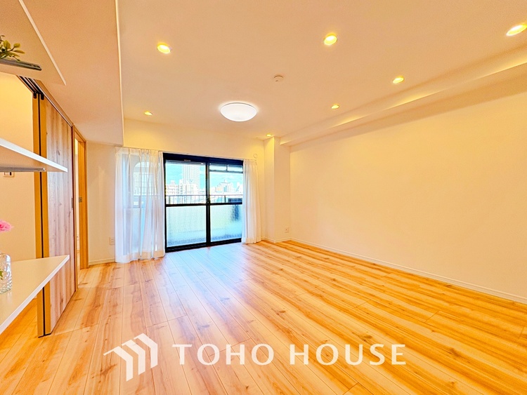 内装 使いやすく、明るい洋室に仕上がります。子供部屋や趣味のお部屋にご利用できます。ご自身で家具などを配置し、素敵な空間を創り上げられます。