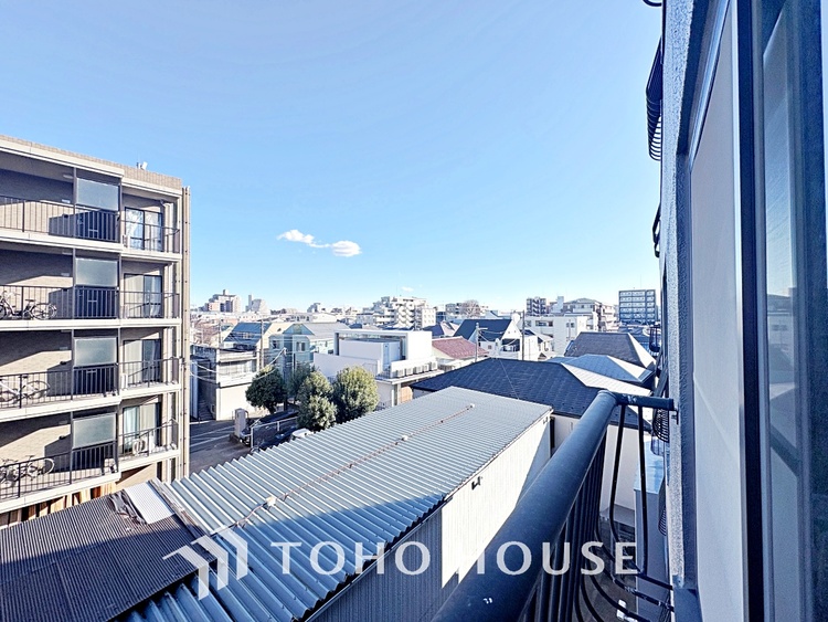 バルコニー 気持ちの良い朝をつくりだし、夕方には笑顔を取り戻させてくれるミラー。パウダールームはいつでも本来の自分を取り戻せる空間。明るく仕上げてあります。