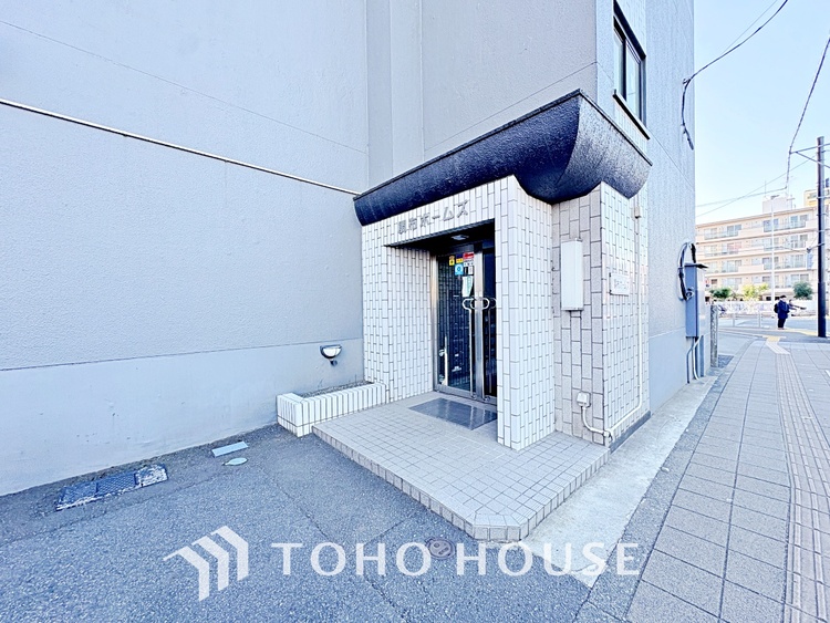 エントランス ◆瀟洒な空間◆落ち着きのある彩が見事に調和させた瀟洒な空間を演出。ここに集まる家族の会話と笑顔が絶え間なく続く幸せな空間。