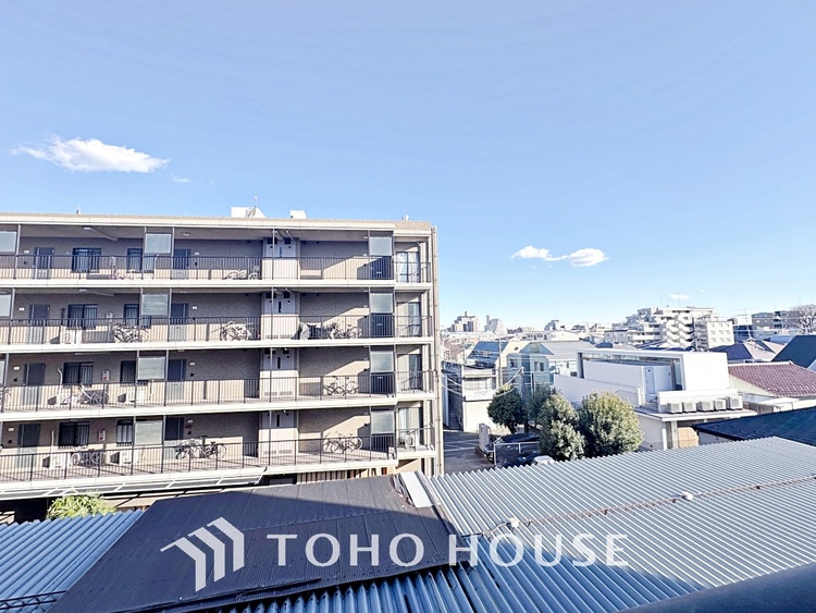 その他 【living】居心地のいい暮らしには欠かせない眩い採光。ゆったりとした幅の窓からこの空間に降り注ぐ採光が絶えない。明るいリビングこそ居心地のいい暮らしが待っているのだと思う。