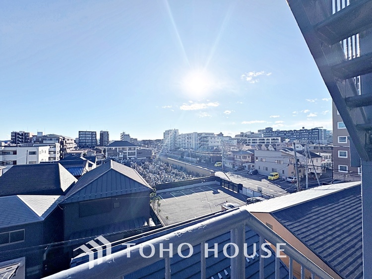 その他 ◆サンサンと◆差し込む太陽の光がこのリビングに笑いをもたらす。ソファの上のクッションがポカポカした暖気にぬくぬくと微睡んでいる。