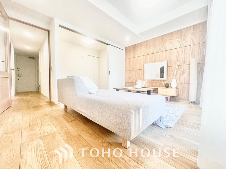 内装 ◆木漏れ日◆の様な採光が優しく足元を照らし、心地いい暮らしの道しるべを写し出す。この空間で過ごす家族との語らいの時間がとても素敵で幸せを感じるかもしれない。