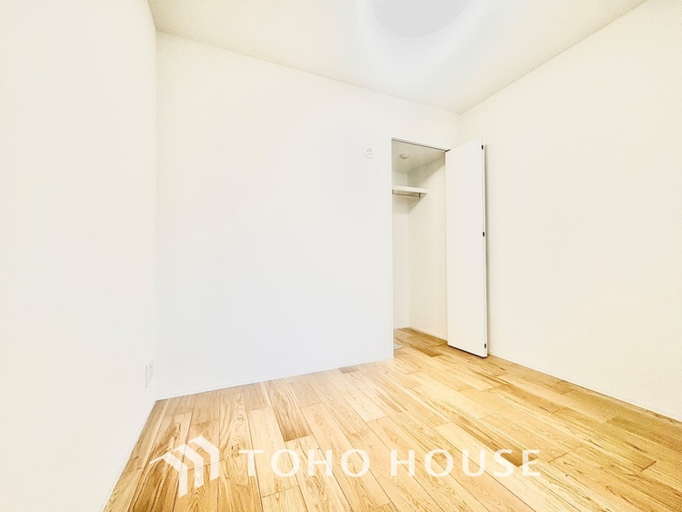 内装 ◆間接照明◆白色の光が僕達を大人な気分にさせる。静かで優しく語りかけるその光は、今日の終わりを告げてくれ、でも明日にはいい事が必ず来るよ。そんな囁きが聞こえてくる