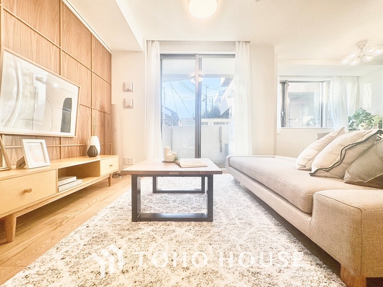 内装 ◆リビング◆たくさんの窓から注ぐ太陽の光。時間の経過とともに光と影のコントラストがこの空間のムードを変え、部屋に変化と温もりをもたらしてくれる。