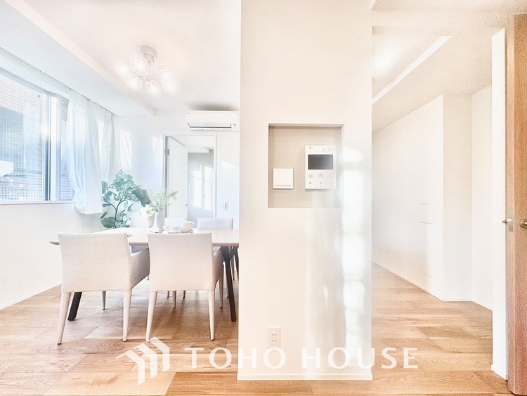 内装 ◆今宵の食卓◆ダウンライトに反射するグラスを眺めながらワインを注ぐ。トクトクと心地いい音をさせながら、フランスの古城を思わせる薫りがたちこめ、とても幸せな時を過ごせる。