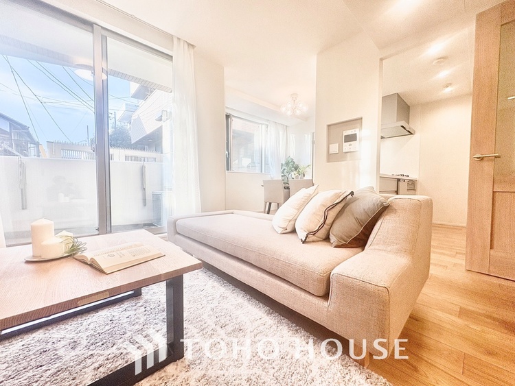 内装 ◆窓を開けると◆冷涼な風、そよぐリビング。だんらんの場所はここから始まり、ここで終わる。家族の笑顔が集う素敵な場所だから、こだわり抜いた思いが詰まっているのだと思う