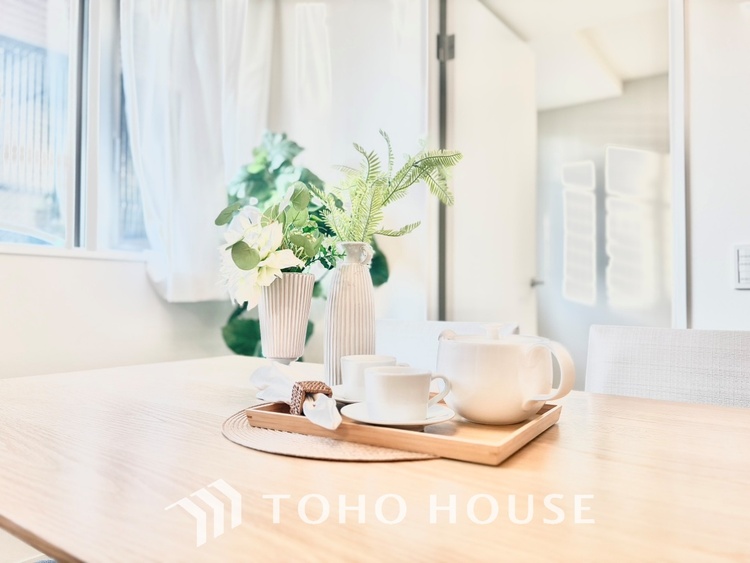 内装 ◆リビング◆そこには目を輝かせ笑顔で見つめてくれる君がいて、「おかえり」の言葉がこだまする。何気ない日々の挨拶は僕にとっては幸せで、同時に君の瞳にも恋している。