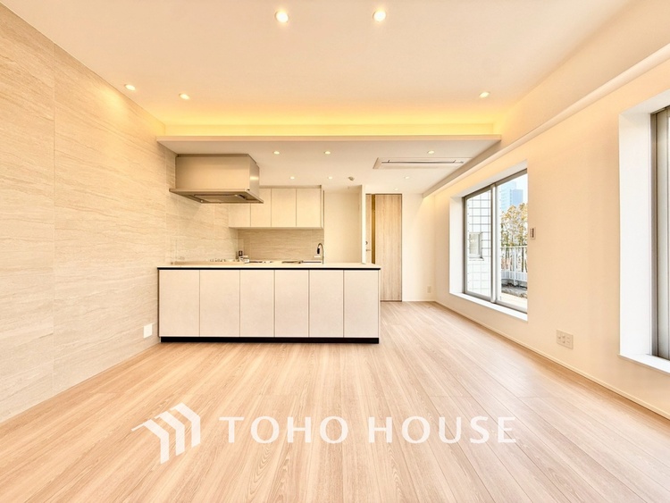 内装 ◆木漏れ日◆の様な採光が優しく足元を照らし、心地いい暮らしの道しるべを写し出す。この空間で過ごす家族との語らいの時間がとても素敵で幸せを感じるかもしれない。