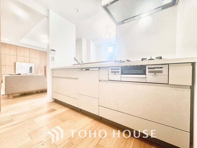 キッチン ◆キッチン◆美しく使いやすいキッチンは油汚れが簡単に拭き取れる素材で加工されており、浄水器シャワーから流す水の音を軽減する静かなシンクを採用。見えないところにさり気ない配慮が嬉しいですね