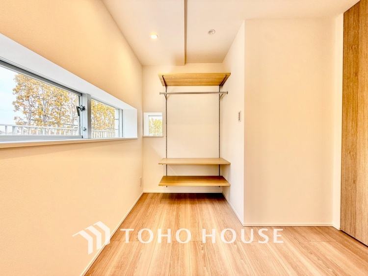 内装 ◆間接照明◆オレンジ色の光が僕達を大人な気分にさせる。静かで優しく語りかけるその光は、今日の終わりを告げてくれ、でも明日にはいい事が必ず来るよ。そんな囁きが聞こえてくる