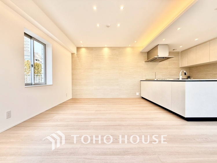 内装 ◆リビング◆たくさんの窓から注ぐ太陽の光。時間の経過とともに光と影のコントラストがこの空間のムードを変え、部屋に変化と温もりをもたらしてくれる。