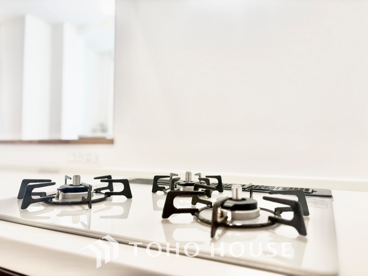 キッチン ◆キッチン◆美味しい料理を作りたくなるような気持にさせてくれる、腕を振るえる自慢のスペース。見上げると柔らかなダウンライトが包み込み、彩りを添えます。艶と光沢のある居心地の良いわが家のキッチン。