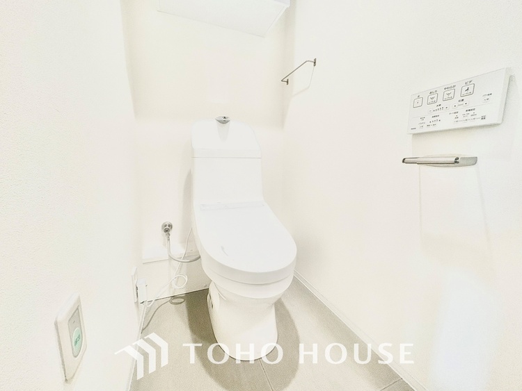 トイレ ◆トイレ◆トイレも全て新品に交換されており、清々しく新生活を始めることができます。白基調の清潔感のある空間に生まれ変わりました。