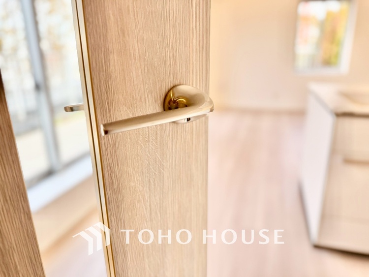 内装 ◆窓を開けると◆冷涼な風、そよぐリビング。だんらんの場所はここから始まり、ここで終わる。家族の笑顔が集う素敵な場所だから、こだわり抜いた思いが詰まっているのだと思う。