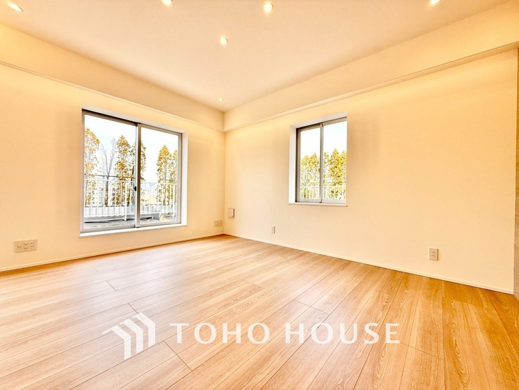 内装 ◆リビング◆そこには目を輝かせ笑顔で見つめてくれる君がいて、「おかえり」の言葉がこだまする。何気ない日々の挨拶は僕にとっては幸せで、同時に君の瞳にも恋している。