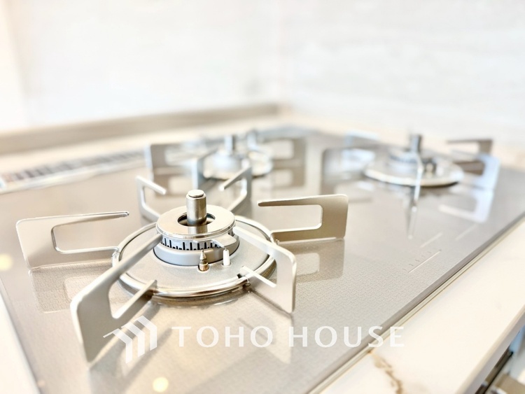 キッチン ◆今宵の食卓◆ダウンライトに反射するグラスを眺めながらワインを注ぐ。トクトクと心地いい音をさせながら、フランスの古城を思わせる薫りがたちこめ、とても幸せな時を過ごせる。