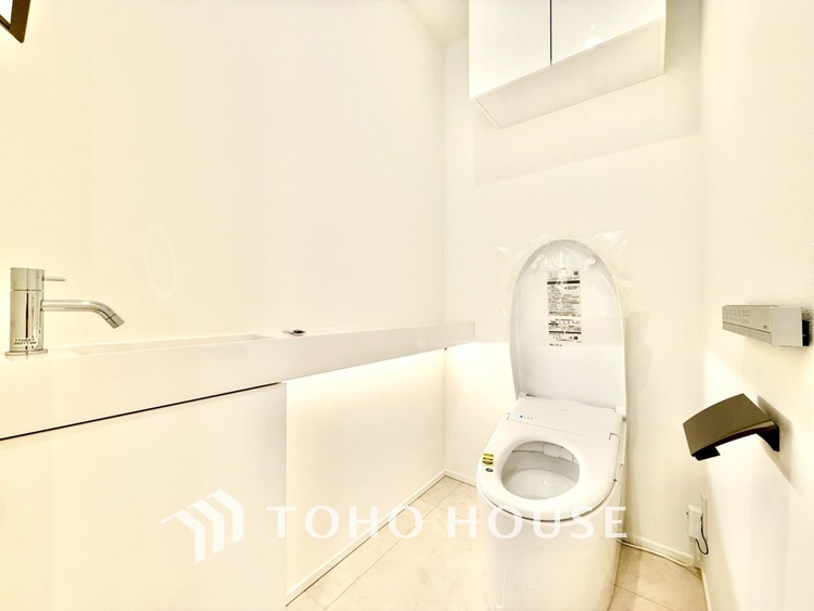 トイレ ◆トイレ◆トイレも全て新品に交換されており、清々しく新生活を始めることができます。白基調の清潔感のある空間に生まれ変わりました。