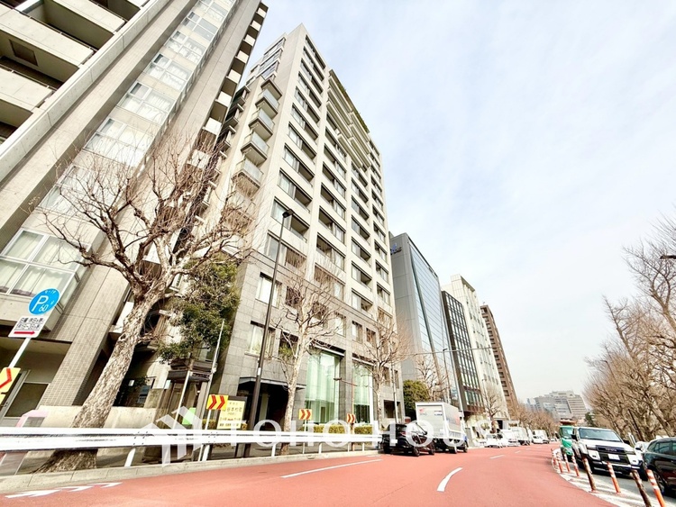 内装 ◆キッチン◆美しく使いやすいキッチンは油汚れが簡単に拭き取れる素材で加工されており、浄水器シャワーから流す水の音を軽減する静かなシンクを採用。見えないところにさり気ない配慮が嬉しいですね