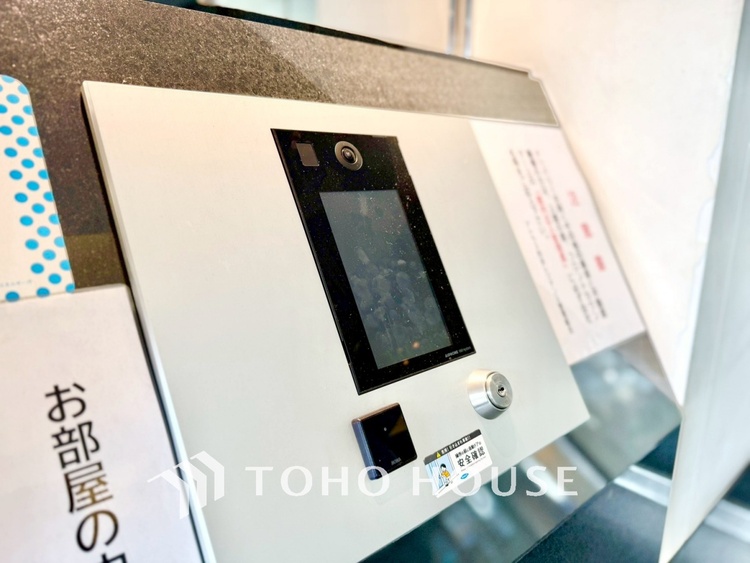 内装 ◆今宵の食卓◆ダウンライトに反射するグラスを眺めながらワインを注ぐ。トクトクと心地いい音をさせながら、フランスの古城を思わせる薫りがたちこめ、とても幸せな時を過ごせる。