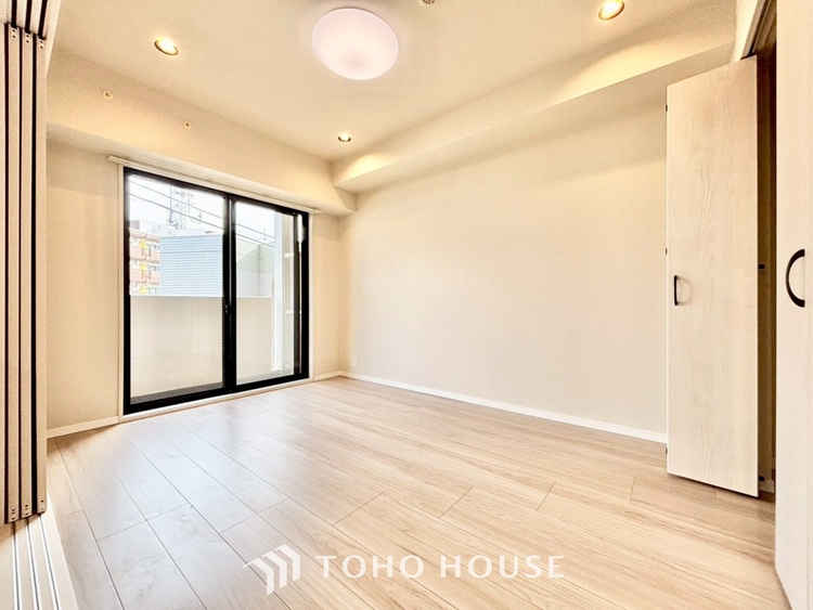 内装 ◆間接照明◆オレンジ色の光が僕達を大人な気分にさせる。静かで優しく語りかけるその光は、今日の終わりを告げてくれ、でも明日にはいい事が必ず来るよ。そんな囁きが聞こえてくる