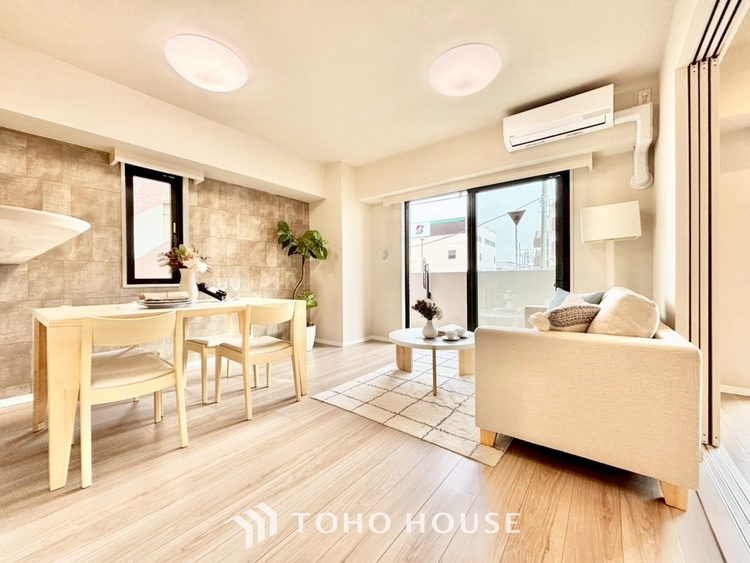 内装 ◆リビング◆たくさんの窓から注ぐ太陽の光。時間の経過とともに光と影のコントラストがこの空間のムードを変え、部屋に変化と温もりをもたらしてくれる。