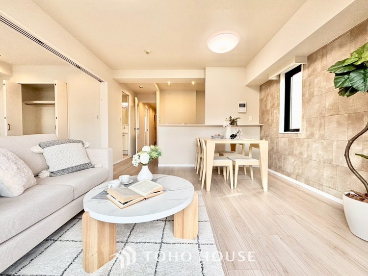 内装 ◆今宵の食卓◆ダウンライトに反射するグラスを眺めながらワインを注ぐ。トクトクと心地いい音をさせながら、フランスの古城を思わせる薫りがたちこめ、とても幸せな時を過ごせる。