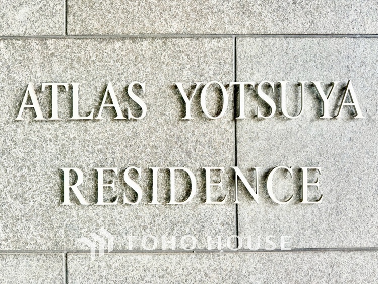 トイレ ◆リビング◆たくさんの窓から注ぐ太陽の光。時間の経過とともに光と影のコントラストがこの空間のムードを変え、部屋に変化と温もりをもたらしてくれる。