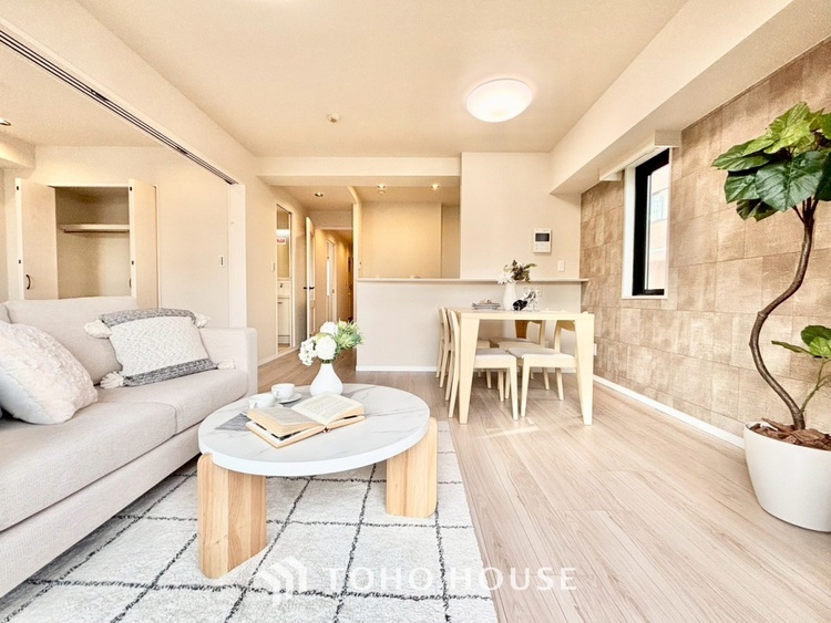 内装 ◆リビング◆そこには目を輝かせ笑顔で見つめてくれる君がいて、「おかえり」の言葉がこだまする。何気ない日々の挨拶は僕にとっては幸せで、同時に君の瞳にも恋している。