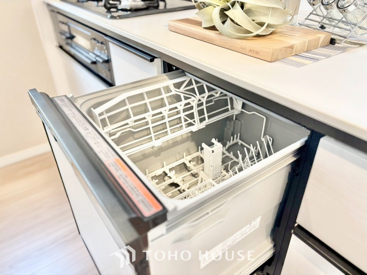 キッチン ◆今宵の食卓◆ダウンライトに反射するグラスを眺めながらワインを注ぐ。トクトクと心地いい音をさせながら、フランスの古城を思わせる薫りがたちこめ、とても幸せな時を過ごせる。