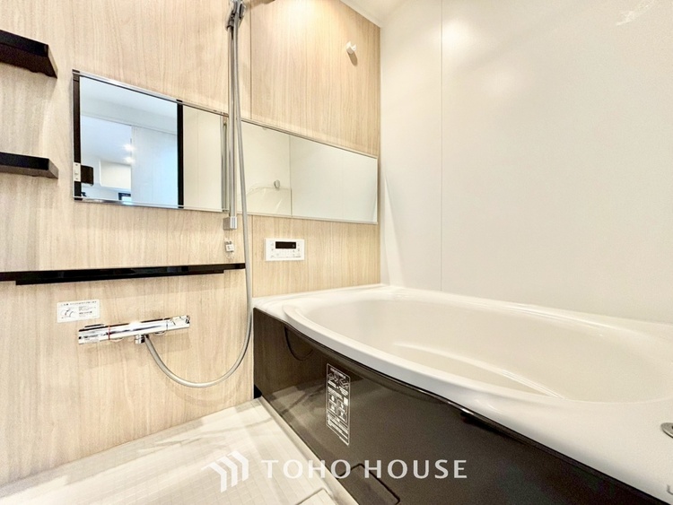 風呂 ◆浴室◆の温もりを感じ、ふわりと寄り添う太陽の妖精たちが自然と僕達を微睡ませる。うとうとしたい訳ではないがそんな時間が嫌いじゃない自分がここにいる。