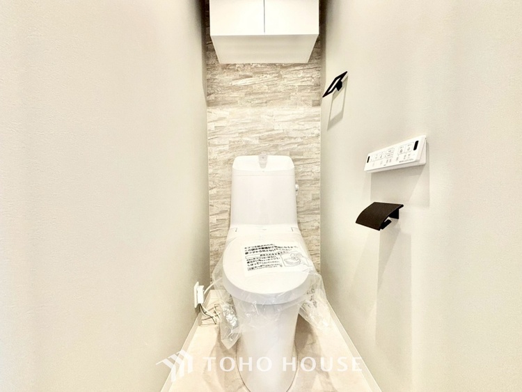 トイレ ◆トイレ◆トイレも全て新品に交換されており、清々しく新生活を始めることができます。白基調の清潔感のある空間に生まれ変わりました。